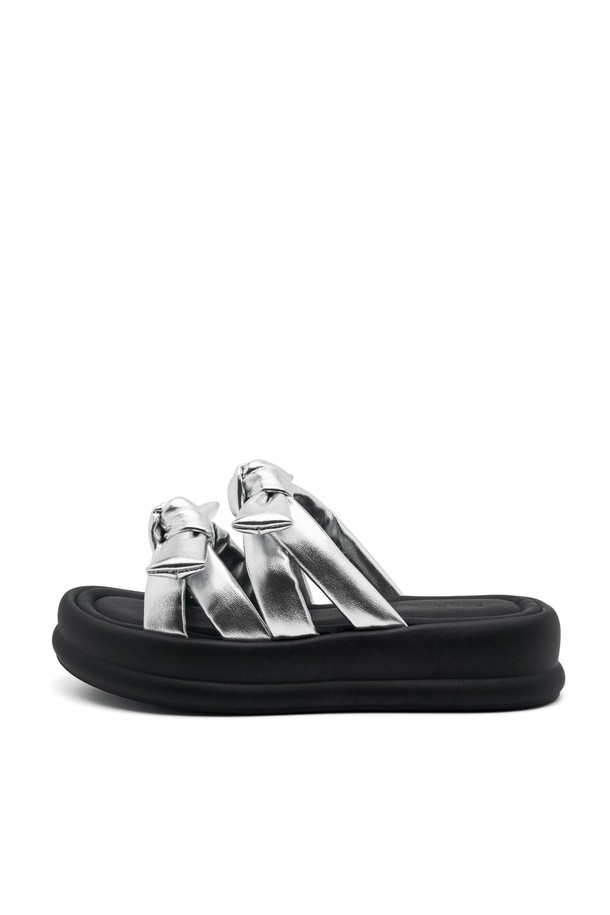 Vlogg Twins Bow Flatform 샌들 4.5cm -VS7074는 여름철 여성의 발을 편안하게 해줄 세련된 샌들입니다. 라운드 앞코 디자인에 합성가죽 소재로 제작되었으며, 4.5cm 높이의 플랫폼 굽과 리본 장식이 더해져 여성스러운 매력을 더합니다. 블랙과 실버 두 가지 색상으로 출시되어 다양한 스타일에 매치하기 좋으며, 슬립온 타입으로 편안하게 착용할 수 있습니다.
