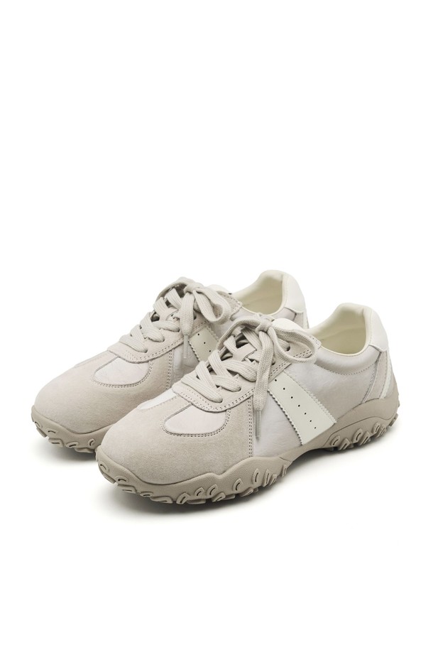 Cob Racer Leather 스니커즈는 여성용 캐주얼 스니커즈로, Light Beige와 Mud Pink 두 가지 컬러로 출시되었습니다. 천연가죽과 마이크로파이버 합성가죽을 사용하여 부드러운 착화감을 제공하며, 3.5cm 플랫 굽과 라운드 앞코 디자인으로 편안함을 더했습니다. 프리미엄 스웨이드 소재, 하이덴시티 인솔, 톤온톤 매칭 아웃솔, 핸드크래프트 제작으로 섬세함을 더했으며, 레이스업 스타일과 로우탑 디자인으로 봄, 여름, 가을 일상에서 폭넓게 활용하기 좋습니다.
