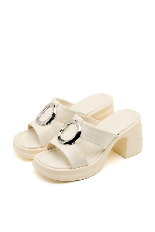 Cavon Circle Flatform 샌들 VS9040은 8cm 굽 높이의 청키힐 디자인으로, 오픈 토 스타일의 여성 샌들입니다. 부드러운 합성가죽 소재에 무지 패턴으로 제작되어 다양한 스타일에 잘 어울립니다. 여름철 일상에서 편안하게 착용할 수 있는 플랫 폼 샌들입니다.
