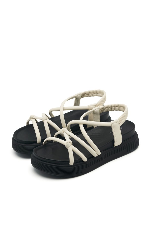 [인플루언서 PICK]Goya Multi Strape Comfort 샌들 VS9017은 여름철, 일상에서 편안하게 착용하기 좋은 여성 샌들입니다. 발을 감싸는 멀티 스트랩 디자인과 5cm 통굽으로 안정적인 착용감을 제공하며, 오픈토 스타일로 시원함을 더했습니다. 화이트, 블랙 두 가지 색상으로 출시되었으며, 합성가죽 소재로 제작되었습니다.
