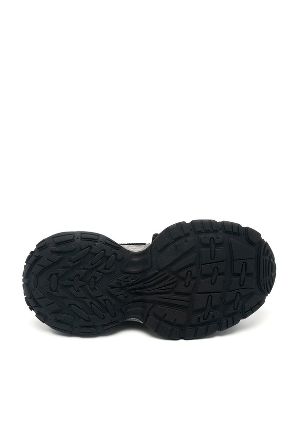 STARDUST SNEAKERS -CL0704 (2color)는 여성용 스니커즈로, 캐주얼, 미니멀, 클래식 스타일을 선호하는 분들을 위한 아이템입니다. 일상생활은 물론, 산책룩에도 잘 어울리는 디자인으로 사계절 내내 활용 가능합니다. 편안한 플랫 굽에 끈으로 여미는 디자인이 특징이며, 다양한 스타일에 매치하기 용이합니다. 두 가지 색상으로 출시되어, 고객의 취향에 맞는 선택이 가능합니다.
