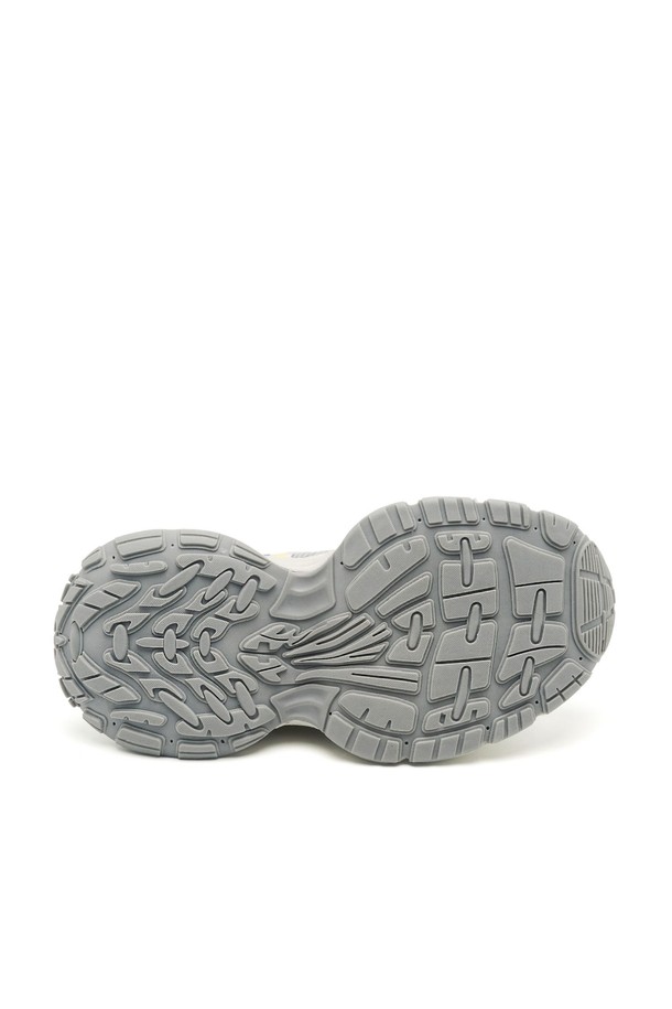 STARDUST 스니커즈 -CL0704 (2color)는 여성들을 위한 캐주얼, 스포티, 미니멀 스타일의 운동화입니다. 일상 및 산책룩에 적합하며, 화이트와 블랙 두 가지 색상으로 출시되었습니다. 메쉬, 합성가죽, 폴리우레탄, 고무 등 다양한 소재를 사용하여 제작되었으며, 6cm 통굽으로 편안한 착용감을 제공합니다. 멀티컬러 패턴과 끈으로 여미는 디자인이 특징이며, 재귀반사 기능으로 안전성을 더했습니다. 메쉬 안감으로 통기성을 높여 쾌적함을 유지해 줍니다.
