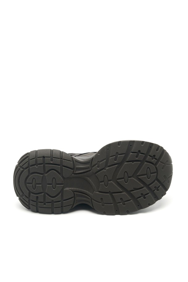 GLOWWIN SNEAKERS -CL0703 (2color)는 여성용 스니커즈로, 일상생활에서 폭넓게 활용할 수 있습니다. 봄, 여름, 가을, 겨울 사계절 모두 착용 가능하며, 무지 디자인에 끈으로 여미는 스타일입니다. 플랫 굽으로 편안함을 제공하며, 출근룩이나 산책룩에 캐주얼, 미니멀, 클래식 스타일을 더해줍니다. 다양한 스타일에 매치하여 개성 있는 연출을 완성해보세요.
