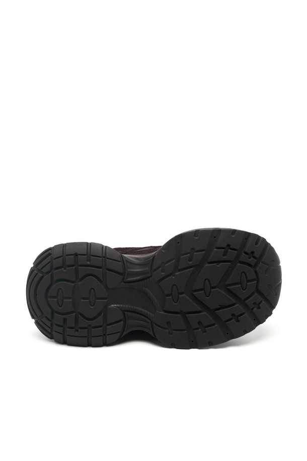 GLOWWIN 스니커즈 -CL0703 (2color)는 여성용 운동화입니다. 초콜릿, 다크 그레이 두 가지 색상으로 출시되었으며, 일상, 산책룩에 어울리는 클래식, 미니멀, 캐주얼 스타일을 연출할 수 있습니다. 소가죽, 스웨이드, 메쉬, 합성가죽, 고무 등 다양한 소재를 사용하여 빈티지한 멋을 더했습니다. 안감은 메쉬 소재이며, 플랫 굽 타입의 무지 디자인입니다.
