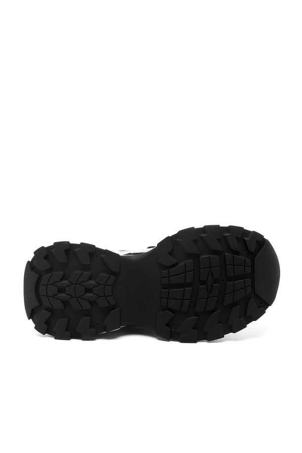 COSHER 스니커즈 - CL0702 (2color)는 여성용 운동화로, 캐주얼, 미니멀, 스포티한 스타일을 연출하기 좋습니다. 라운드 토 디자인에 실버와 블랙 두 가지 색상으로 출시되었으며, 산책룩에 어울립니다. 소가죽, 폴리우레탄, 고무, 폴리에스터, 메쉬 등 다양한 소재를 사용하여 제작되었으며, 메쉬 안감과 컬러블록 패턴이 특징입니다. 끈으로 여미는 스타일이며, 통굽 디자인과 재귀반사 기능으로 편안함과 안전성까지 갖췄습니다.
