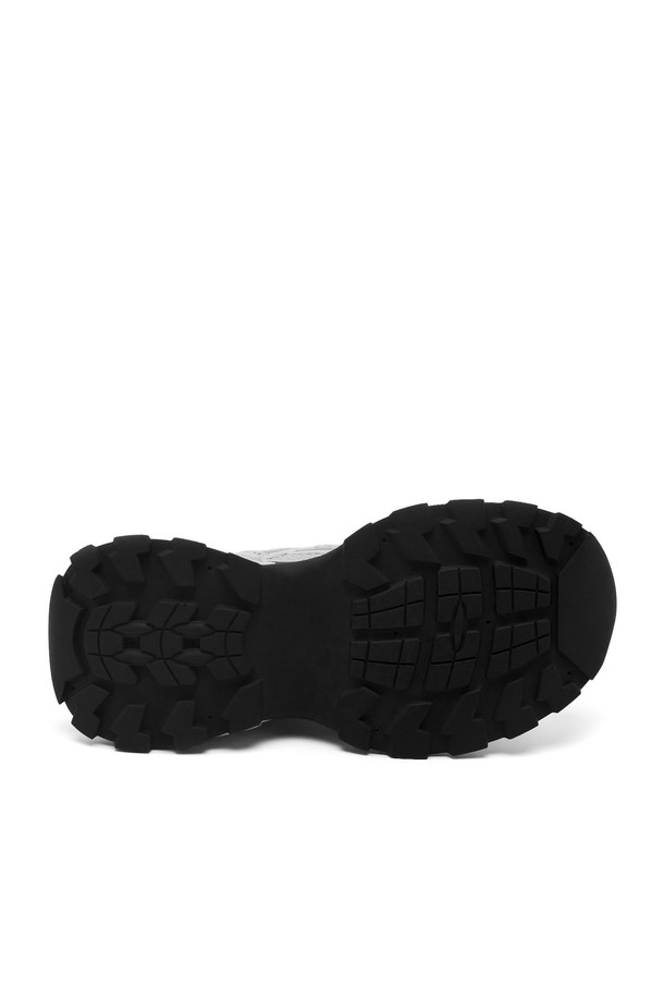 COSHER 스니커즈 -CL0702는 실버와 블랙 두 가지 색상으로 출시된 여성 스니커즈입니다. 메쉬, 폴리에스테르, 인조가죽, 고무 소재를 사용하여 제작되었으며, 통굽 디자인과 배색 패턴이 특징입니다. 산책룩과 러닝룩에 잘 어울리며, 스포티, 미니멀, 캐주얼 스타일을 연출하기 좋습니다. 안감은 메쉬 소재로 통기성을 높였으며, 리플렉티브 및 광택 디테일로 포인트를 더했습니다.
