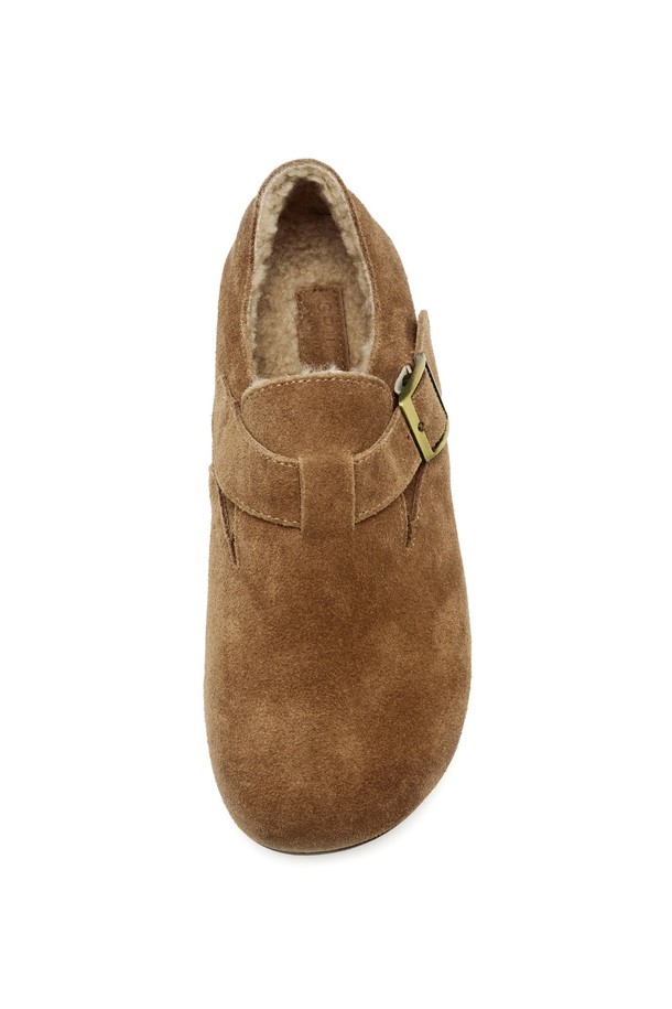 Bleubon(블루본) 소가죽 스웨이드 로퍼는 부드러운 소가죽 스웨이드 소재로 제작되어 편안한 착용감을 선사합니다. 굽 높이 3.5cm의 로우힐 디자인에 라운드 앞코로 여성스러운 실루엣을 강조하며, 브라운 컬러는 클래식, 미니멀, 캐주얼 등 다양한 스타일과 훌륭하게 어울립니다. 출근룩, 모임룩 등 TPO에 구애받지 않고 폭넓게 활용할 수 있으며, 버클 디테일이 세련된 포인트를 더합니다. 봄, 가을 시즌에 이상적인 이 로퍼는 당신의 발걸음에 우아함을 더해줄 것입니다.
