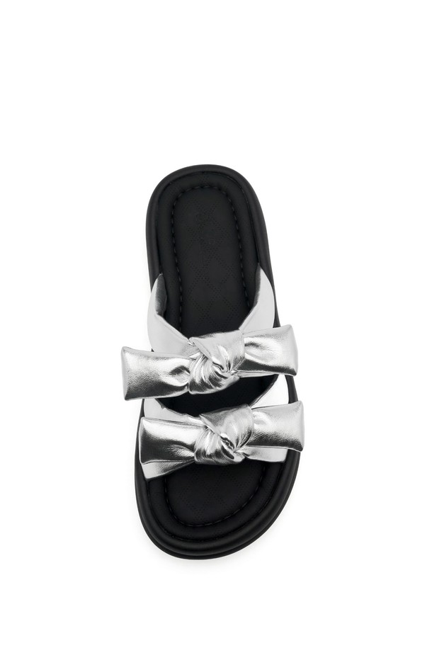Vlogg Twins Bow Flatform 샌들 4.5cm -VS7074는 여름철 여성의 발을 편안하게 해줄 세련된 샌들입니다. 라운드 앞코 디자인에 합성가죽 소재로 제작되었으며, 4.5cm 높이의 플랫폼 굽과 리본 장식이 더해져 여성스러운 매력을 더합니다. 블랙과 실버 두 가지 색상으로 출시되어 다양한 스타일에 매치하기 좋으며, 슬립온 타입으로 편안하게 착용할 수 있습니다.
