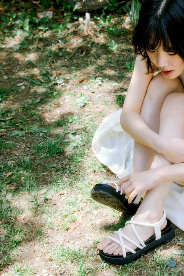 [인플루언서 PICK]Goya Multi Strape Comfort 샌들 VS9017은 여름철, 일상에서 편안하게 착용하기 좋은 여성 샌들입니다. 발을 감싸는 멀티 스트랩 디자인과 5cm 통굽으로 안정적인 착용감을 제공하며, 오픈토 스타일로 시원함을 더했습니다. 화이트, 블랙 두 가지 색상으로 출시되었으며, 합성가죽 소재로 제작되었습니다.
