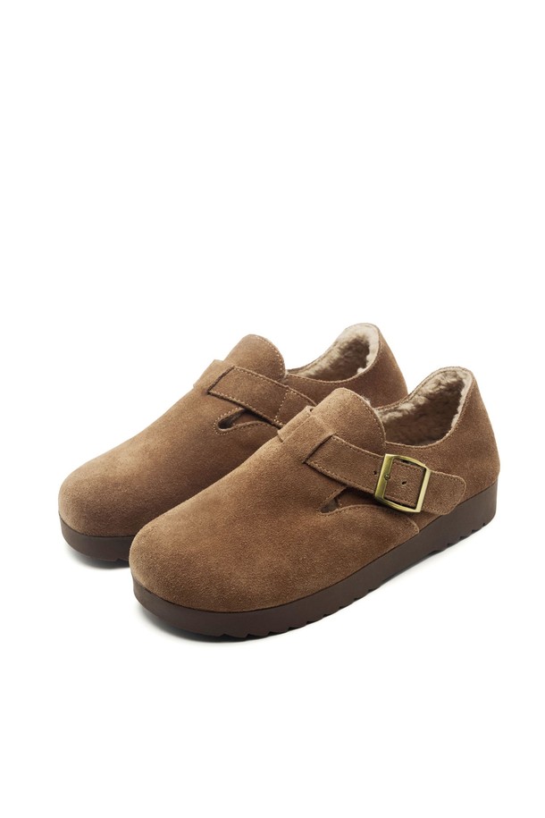 Bleubon(블루본) 소가죽 스웨이드 로퍼는 부드러운 소가죽 스웨이드 소재로 제작되어 편안한 착용감을 선사합니다. 굽 높이 3.5cm의 로우힐 디자인에 라운드 앞코로 여성스러운 실루엣을 강조하며, 브라운 컬러는 클래식, 미니멀, 캐주얼 등 다양한 스타일과 훌륭하게 어울립니다. 출근룩, 모임룩 등 TPO에 구애받지 않고 폭넓게 활용할 수 있으며, 버클 디테일이 세련된 포인트를 더합니다. 봄, 가을 시즌에 이상적인 이 로퍼는 당신의 발걸음에 우아함을 더해줄 것입니다.
