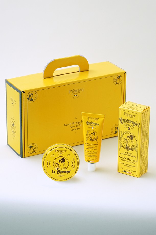 [페레파퓨머] 에션셜 기프트 세트 - 프렌치 바디케어 클래식 2종은 일상에서 사용할 수 있는 바디케어 세트입니다. 선물용으로 적합하며, 무지 디자인에 옐로우 컬러를 특징으로 합니다. 보습 기능을 제공하며, 사계절 내내 사용할 수 있습니다. 프렌치 클래식 2종으로 구성되어 있어 특별함을 더합니다.
