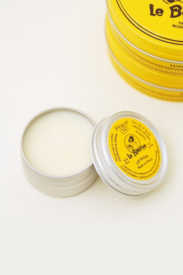 [페레파퓨머] 핸드백 에센셜 듀오 (르밤 15ml+더마 겔 50ml)는 듀오 세트로 구성된 핸드케어 제품입니다. 옐로우 색상의 르밤과 더마 겔이 포함되어 있으며, 각각 15ml와 50ml 용량으로 제공됩니다. 르밤은 보습 기능을, 더마 겔은 핸드케어를 돕는 제품입니다. 휴대하기 좋은 사이즈로 언제 어디서든 간편하게 손 피부를 관리할 수 있습니다. 
