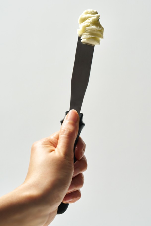 [페레파퓨머] 핸드백 에센셜 듀오 (르밤 15ml+더마 겔 50ml)는 듀오 세트로 구성된 핸드케어 제품입니다. 옐로우 색상의 르밤과 더마 겔이 포함되어 있으며, 각각 15ml와 50ml 용량으로 제공됩니다. 르밤은 보습 기능을, 더마 겔은 핸드케어를 돕는 제품입니다. 휴대하기 좋은 사이즈로 언제 어디서든 간편하게 손 피부를 관리할 수 있습니다. 
