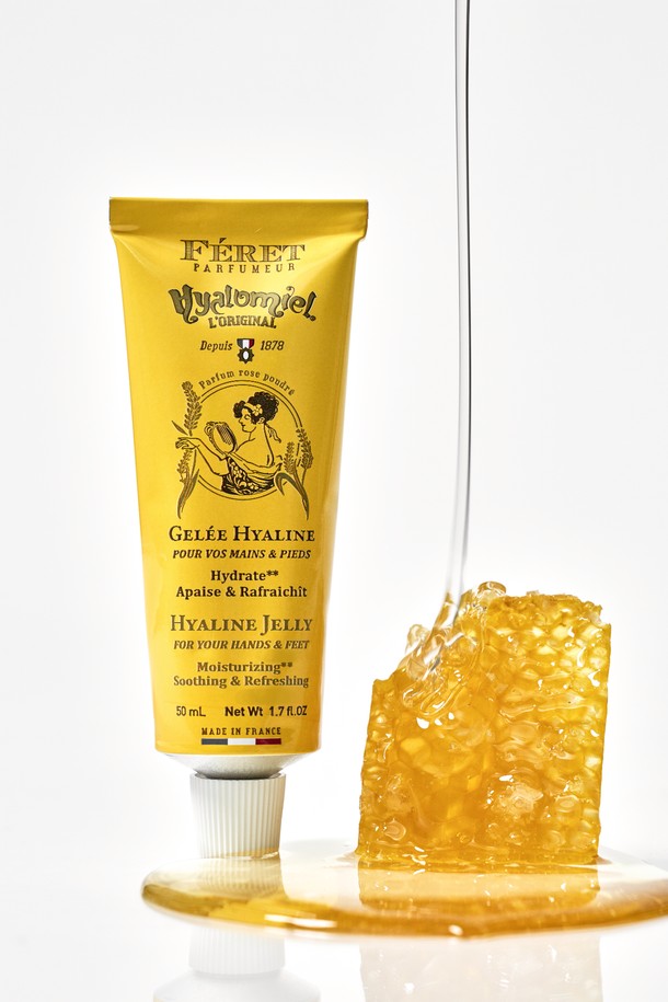 [페레파퓨머] 핸드백 에센셜 듀오 (르밤 15ml+더마 겔 50ml)는 듀오 세트로 구성된 핸드케어 제품입니다. 옐로우 색상의 르밤과 더마 겔이 포함되어 있으며, 각각 15ml와 50ml 용량으로 제공됩니다. 르밤은 보습 기능을, 더마 겔은 핸드케어를 돕는 제품입니다. 휴대하기 좋은 사이즈로 언제 어디서든 간편하게 손 피부를 관리할 수 있습니다. 
