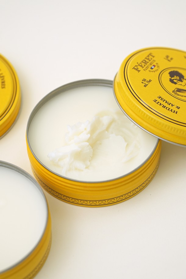 [페레파퓨머] 헤리티지 기프트 세트 - 프렌치 바디케어 클래식 3종은 일상에서 사용할 수 있는 보습 기능의 바디케어 3종 세트입니다. 프렌치 클래식 디자인으로, 소중한 분들께 선물하기 좋은 기프트 세트입니다.
