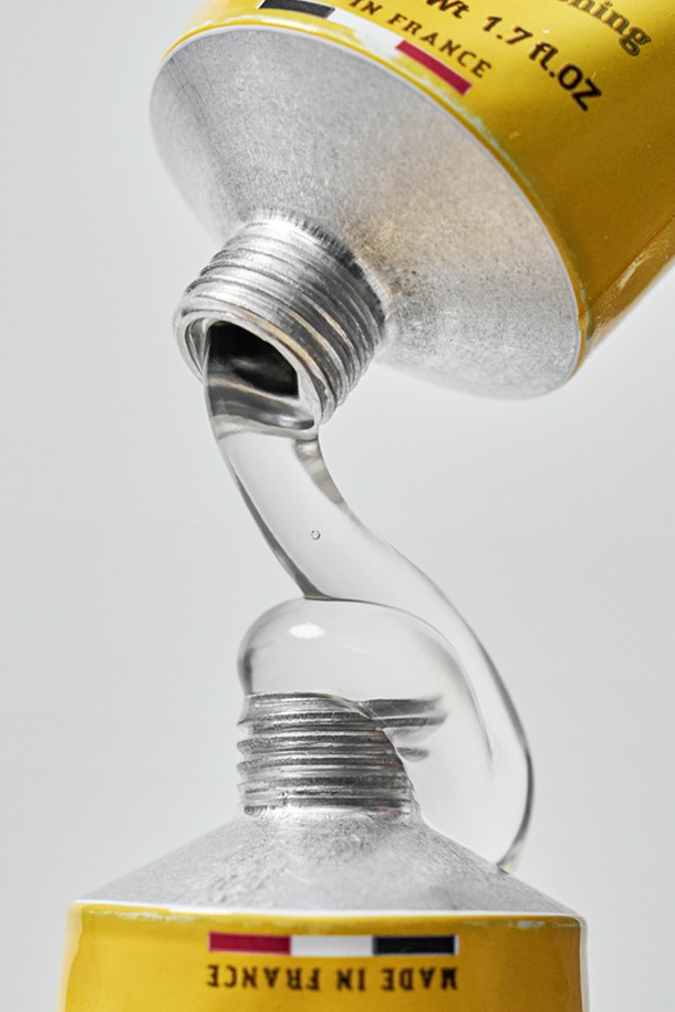 [페레파퓨머] 핸드백 에센셜 듀오 (르밤 15ml+더마 겔 50ml)는 듀오 세트로 구성된 핸드케어 제품입니다. 옐로우 색상의 르밤과 더마 겔이 포함되어 있으며, 각각 15ml와 50ml 용량으로 제공됩니다. 르밤은 보습 기능을, 더마 겔은 핸드케어를 돕는 제품입니다. 휴대하기 좋은 사이즈로 언제 어디서든 간편하게 손 피부를 관리할 수 있습니다. 
