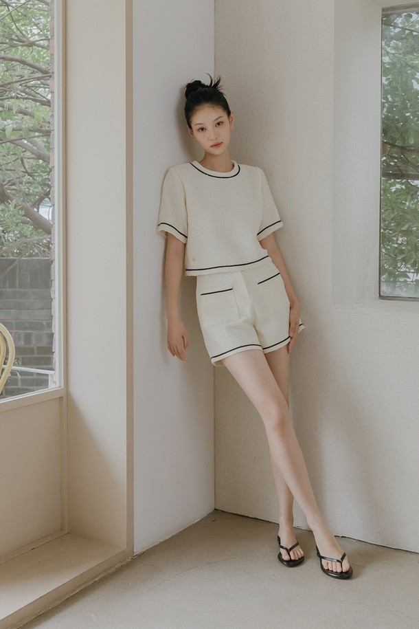 **Proud 트위드 팬츠 _ 아이보리**

클래식하고 엘레강스한 무드의 여성용 트위드 팬츠입니다. 아이보리 컬러의 얇은 두께감으로 봄, 여름 시즌에 시원하게 착용하기 좋습니다. 루즈핏으로 편안하며, 허리 밴딩과 파이핑 디테일, 포켓 디테일로 포인트를 더했습니다. 데이트룩, 카페룩, 모임룩 등 다양한 TPO에 맞춰 클래식하고 미니멀한 스타일을 연출해보세요.
