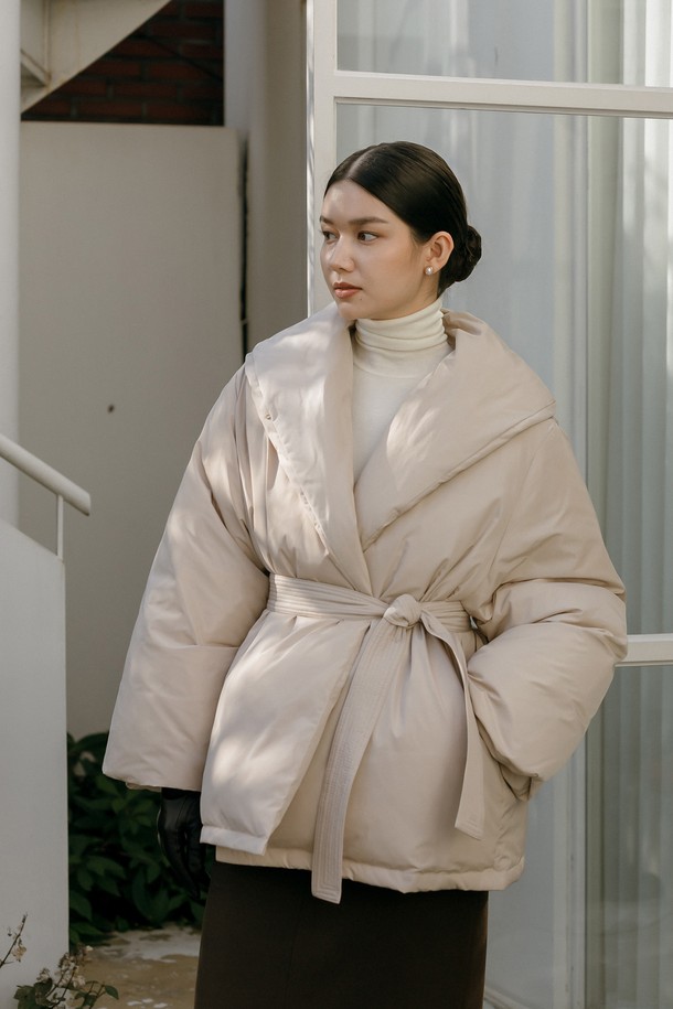**Walters(월터스) 패딩 점퍼 _ 베이지**

따뜻함과 스타일을 모두 갖춘 여성용 겨울 패딩 점퍼입니다. 베이지 컬러의 모던하고 우아한 매력을 더하며, A라인 코트 타입과 릴랙스 핏으로 편안한 착용감을 선사합니다. 하이넥 디자인과 벨트 스티치 디테일이 특징이며, 밑단 밴딩과 덕다운 충전재로 보온성을 높였습니다. 일상 속 겨울 데일리룩, 클래식, 미니멀 스타일을 즐기기에 적합합니다. 프리사이즈로 누구나 편안하게 착용 가능하며, 사이즈 조절 기능도 갖추었습니다.

