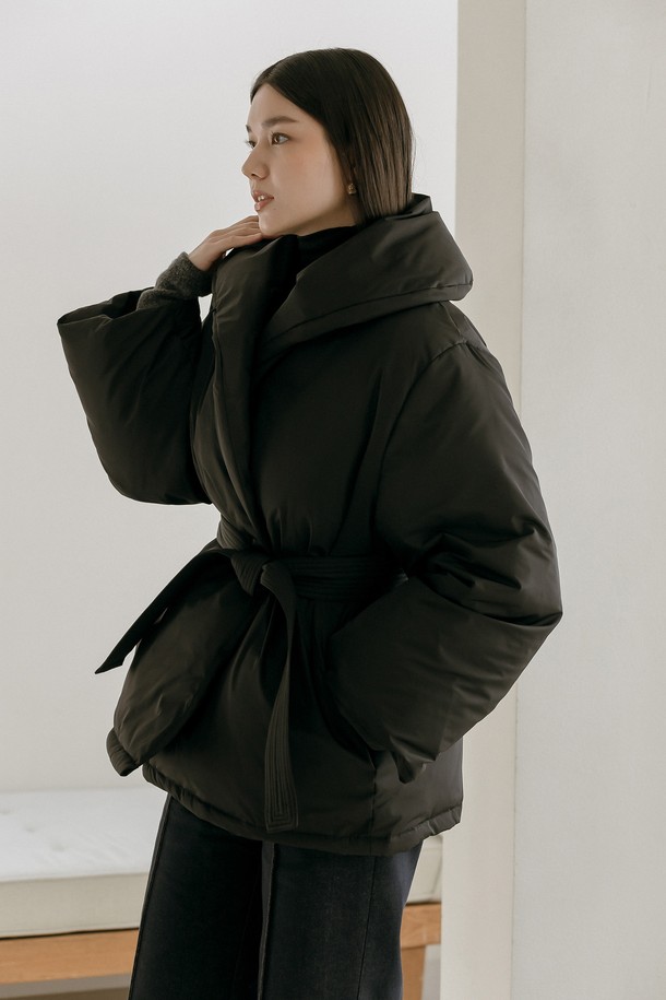 월터스 패딩 점퍼 _ 블랙은 여성용 패딩 점퍼로, 겨울철 일상에서 우아하고 페미닌한 스타일을 연출하기에 좋습니다. 하이넥 칼라 디자인과 벨트 스티치 디테일이 돋보이며, 릴랙스 핏으로 편안하게 착용할 수 있습니다. 블랙과 베이지 2가지 색상으로 출시되었으며, 부드러운 촉감의 폴리에스테르와 덕다운 소재를 사용하여 보온성과 경량성을 모두 갖췄습니다. 밑단 밴딩과 A라인 소매 디자인으로 활동성을 높였으며, 집업 여밈 방식으로 간편하게 입고 벗을 수 있습니다.
