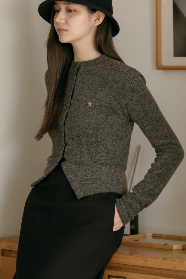 쿼리 울 가디건 니트웨어 (Gray)는 미니멀하고 모던한 스타일을 추구하는 여성 고객을 위한 가디건입니다. 부드러운 촉감의 폴리에스테르, 레이온, 스판덱스 혼방 소재로 제작되어 신축성 있는 착용감을 선사합니다. 크롭 기장의 슬림핏 디자인과 긴 소매, 혼 버튼, 로고 심볼 디테일이 특징이며, 봄, 가을 계절에 데이트룩, 카페룩, 출근룩 등 다양한 TPO에 활용하기 좋습니다. 미니멀, 클래식, 시크 스타일을 즐겨 입는 고객에게 추천합니다.
