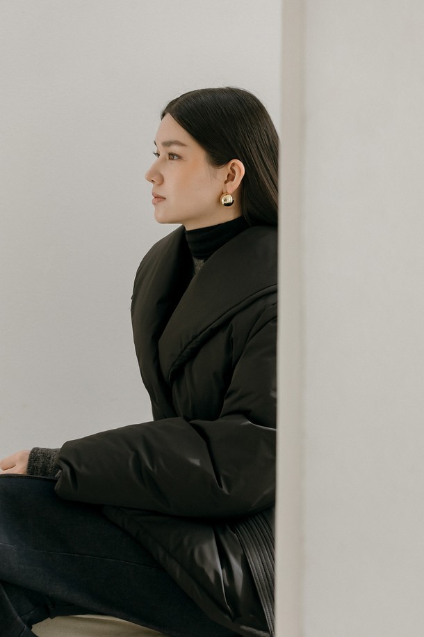 월터스 패딩 점퍼 _ 블랙은 여성용 패딩 점퍼로, 겨울철 일상에서 우아하고 페미닌한 스타일을 연출하기에 좋습니다. 하이넥 칼라 디자인과 벨트 스티치 디테일이 돋보이며, 릴랙스 핏으로 편안하게 착용할 수 있습니다. 블랙과 베이지 2가지 색상으로 출시되었으며, 부드러운 촉감의 폴리에스테르와 덕다운 소재를 사용하여 보온성과 경량성을 모두 갖췄습니다. 밑단 밴딩과 A라인 소매 디자인으로 활동성을 높였으며, 집업 여밈 방식으로 간편하게 입고 벗을 수 있습니다.
