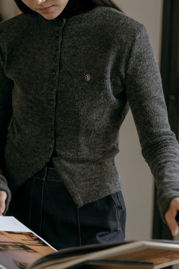 쿼리 울 가디건 니트웨어 (Gray)는 미니멀하고 모던한 스타일을 추구하는 여성 고객을 위한 가디건입니다. 부드러운 촉감의 폴리에스테르, 레이온, 스판덱스 혼방 소재로 제작되어 신축성 있는 착용감을 선사합니다. 크롭 기장의 슬림핏 디자인과 긴 소매, 혼 버튼, 로고 심볼 디테일이 특징이며, 봄, 가을 계절에 데이트룩, 카페룩, 출근룩 등 다양한 TPO에 활용하기 좋습니다. 미니멀, 클래식, 시크 스타일을 즐겨 입는 고객에게 추천합니다.
