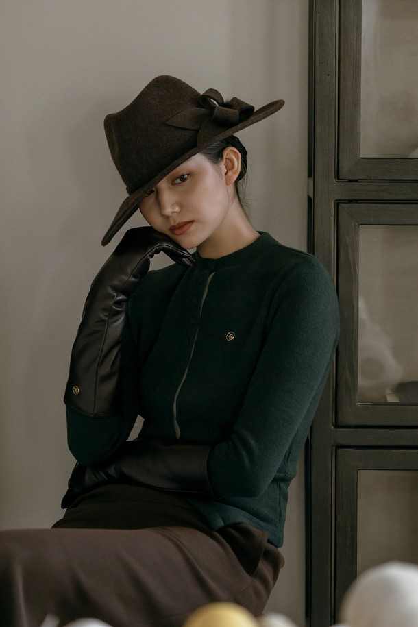 테베 램스킨 레더 글러브는 부드러운 램스킨 가죽 소재로 제작되어 뛰어난 촉감과 보온성을 제공하는 여성 장갑입니다. 브라운 컬러의 무지 디자인으로, 클래식하고 미니멀한 스타일을 연출합니다. 가을, 겨울철 출근룩이나 모임룩에 시크하게 매치하여 고급스러운 분위기를 더할 수 있습니다. 램스킨 가죽 특유의 부드러움이 손을 감싸 편안한 착용감을 선사합니다.
