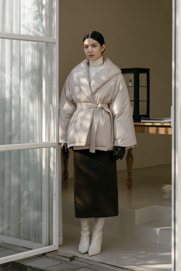 **Walters(월터스) 패딩 점퍼 _ 베이지**

따뜻함과 스타일을 모두 갖춘 여성용 겨울 패딩 점퍼입니다. 베이지 컬러의 모던하고 우아한 매력을 더하며, A라인 코트 타입과 릴랙스 핏으로 편안한 착용감을 선사합니다. 하이넥 디자인과 벨트 스티치 디테일이 특징이며, 밑단 밴딩과 덕다운 충전재로 보온성을 높였습니다. 일상 속 겨울 데일리룩, 클래식, 미니멀 스타일을 즐기기에 적합합니다. 프리사이즈로 누구나 편안하게 착용 가능하며, 사이즈 조절 기능도 갖추었습니다.
