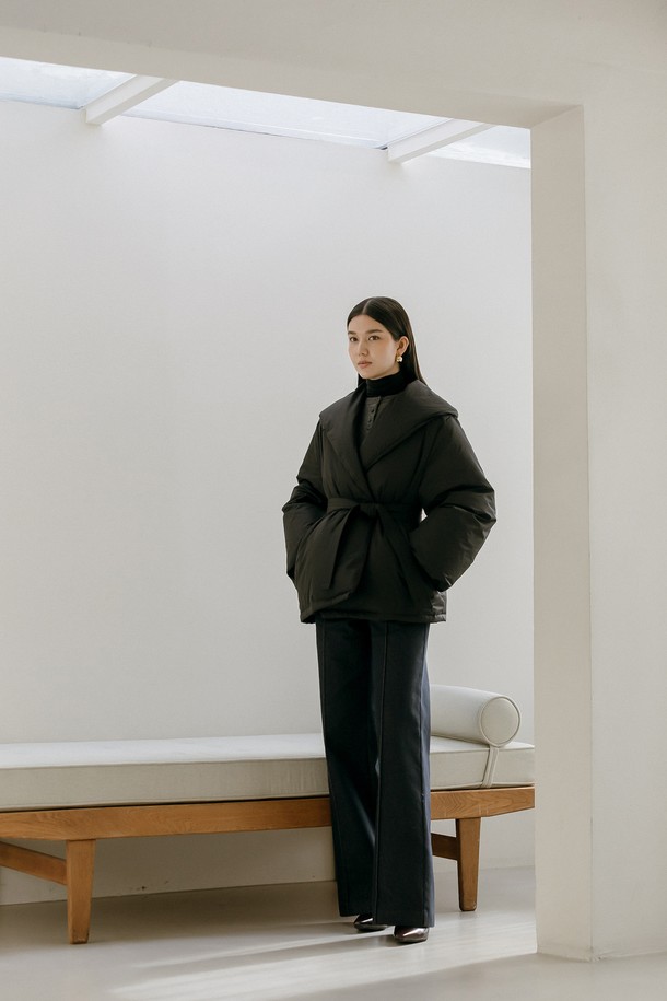 월터스 패딩 점퍼 _ 블랙은 여성용 패딩 점퍼로, 겨울철 일상에서 우아하고 페미닌한 스타일을 연출하기에 좋습니다. 하이넥 칼라 디자인과 벨트 스티치 디테일이 돋보이며, 릴랙스 핏으로 편안하게 착용할 수 있습니다. 블랙과 베이지 2가지 색상으로 출시되었으며, 부드러운 촉감의 폴리에스테르와 덕다운 소재를 사용하여 보온성과 경량성을 모두 갖췄습니다. 밑단 밴딩과 A라인 소매 디자인으로 활동성을 높였으며, 집업 여밈 방식으로 간편하게 입고 벗을 수 있습니다.
