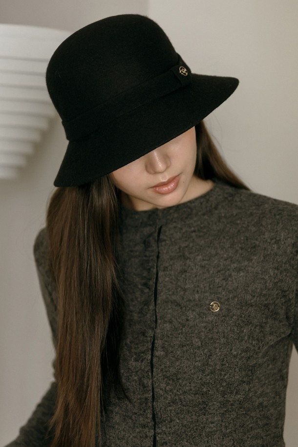 쿼리 울 가디건 니트웨어 (Gray)는 미니멀하고 모던한 스타일을 추구하는 여성 고객을 위한 가디건입니다. 부드러운 촉감의 폴리에스테르, 레이온, 스판덱스 혼방 소재로 제작되어 신축성 있는 착용감을 선사합니다. 크롭 기장의 슬림핏 디자인과 긴 소매, 혼 버튼, 로고 심볼 디테일이 특징이며, 봄, 가을 계절에 데이트룩, 카페룩, 출근룩 등 다양한 TPO에 활용하기 좋습니다. 미니멀, 클래식, 시크 스타일을 즐겨 입는 고객에게 추천합니다.
