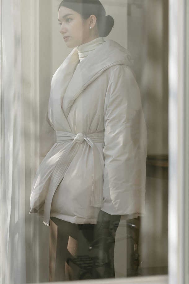 **Walters(월터스) 패딩 점퍼 _ 베이지**

따뜻함과 스타일을 모두 갖춘 여성용 겨울 패딩 점퍼입니다. 베이지 컬러의 모던하고 우아한 매력을 더하며, A라인 코트 타입과 릴랙스 핏으로 편안한 착용감을 선사합니다. 하이넥 디자인과 벨트 스티치 디테일이 특징이며, 밑단 밴딩과 덕다운 충전재로 보온성을 높였습니다. 일상 속 겨울 데일리룩, 클래식, 미니멀 스타일을 즐기기에 적합합니다. 프리사이즈로 누구나 편안하게 착용 가능하며, 사이즈 조절 기능도 갖추었습니다.
