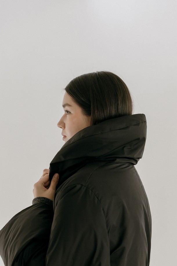 월터스 패딩 점퍼 _ 블랙은 여성용 패딩 점퍼로, 겨울철 일상에서 우아하고 페미닌한 스타일을 연출하기에 좋습니다. 하이넥 칼라 디자인과 벨트 스티치 디테일이 돋보이며, 릴랙스 핏으로 편안하게 착용할 수 있습니다. 블랙과 베이지 2가지 색상으로 출시되었으며, 부드러운 촉감의 폴리에스테르와 덕다운 소재를 사용하여 보온성과 경량성을 모두 갖췄습니다. 밑단 밴딩과 A라인 소매 디자인으로 활동성을 높였으며, 집업 여밈 방식으로 간편하게 입고 벗을 수 있습니다.
