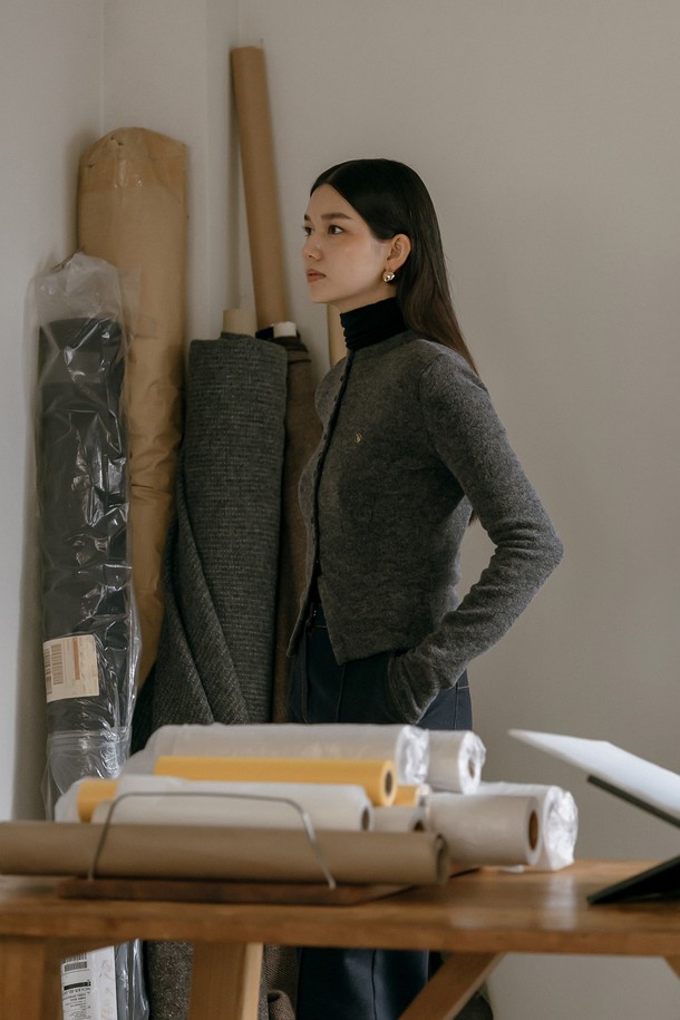 쿼리 울 가디건 니트웨어 (Gray)는 미니멀하고 모던한 스타일을 추구하는 여성 고객을 위한 가디건입니다. 부드러운 촉감의 폴리에스테르, 레이온, 스판덱스 혼방 소재로 제작되어 신축성 있는 착용감을 선사합니다. 크롭 기장의 슬림핏 디자인과 긴 소매, 혼 버튼, 로고 심볼 디테일이 특징이며, 봄, 가을 계절에 데이트룩, 카페룩, 출근룩 등 다양한 TPO에 활용하기 좋습니다. 미니멀, 클래식, 시크 스타일을 즐겨 입는 고객에게 추천합니다.
