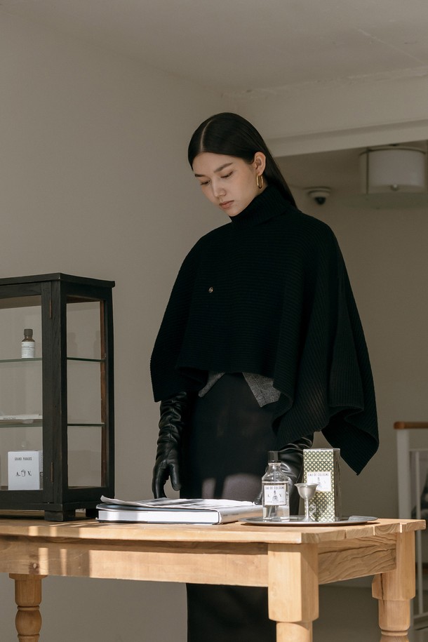 Temp 터틀넥 울 케이프 니트웨어 _ 블랙은 부드러운 촉감의 울 소재로 제작되어 가을과 겨울에 따뜻하게 착용할 수 있는 여성용 니트입니다. 미니멀하고 클래식한 스타일을 추구하는 분들을 위한 아이템으로, 크롭 기장에 케이프 스타일과 판초형 디자인이 특징입니다. 블랙 컬러의 무지 디자인으로 어떤 스타일에도 쉽게 매치할 수 있으며, 루즈핏과 터틀넥 디자인으로 편안함과 세련된 분위기를 동시에 연출합니다. 두께감이 있어 겨울철에도 따뜻하게 착용 가능하며, 케이프 소매 디자인이 독특한 포인트를 더합니다.
