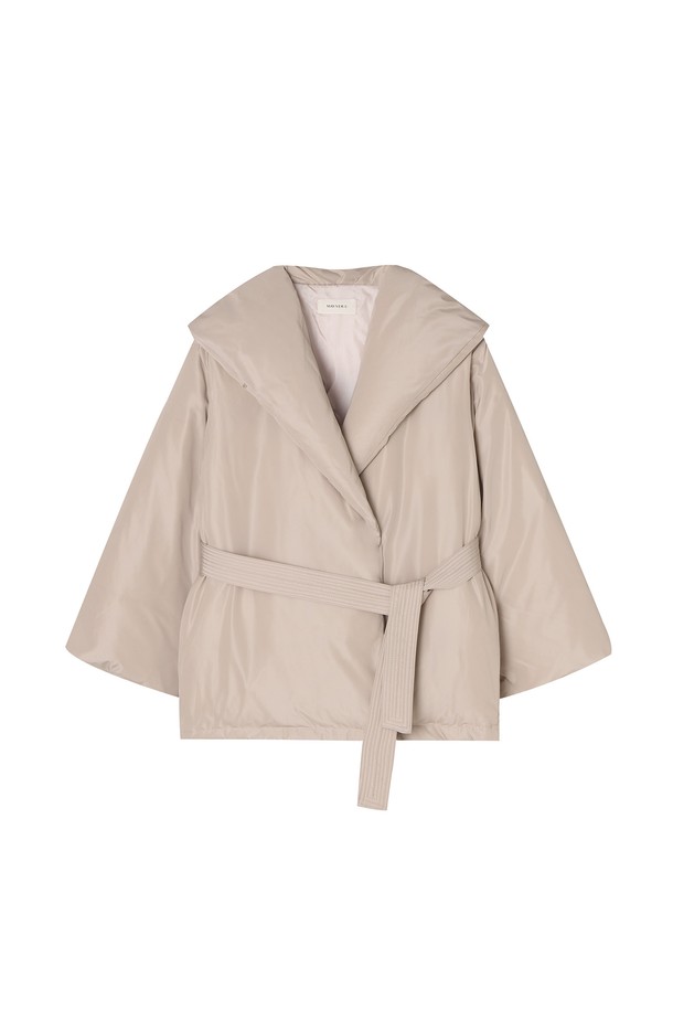 **Walters(월터스) 패딩 점퍼 _ 베이지**

따뜻함과 스타일을 모두 갖춘 여성용 겨울 패딩 점퍼입니다. 베이지 컬러의 모던하고 우아한 매력을 더하며, A라인 코트 타입과 릴랙스 핏으로 편안한 착용감을 선사합니다. 하이넥 디자인과 벨트 스티치 디테일이 특징이며, 밑단 밴딩과 덕다운 충전재로 보온성을 높였습니다. 일상 속 겨울 데일리룩, 클래식, 미니멀 스타일을 즐기기에 적합합니다. 프리사이즈로 누구나 편안하게 착용 가능하며, 사이즈 조절 기능도 갖추었습니다.
