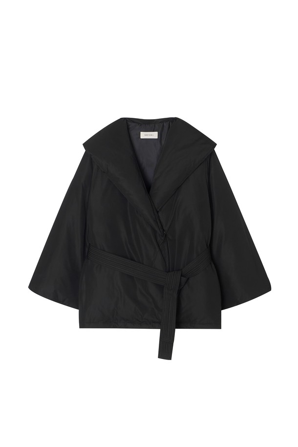 월터스 패딩 점퍼 _ 블랙은 여성용 패딩 점퍼로, 겨울철 일상에서 우아하고 페미닌한 스타일을 연출하기에 좋습니다. 하이넥 칼라 디자인과 벨트 스티치 디테일이 돋보이며, 릴랙스 핏으로 편안하게 착용할 수 있습니다. 블랙과 베이지 2가지 색상으로 출시되었으며, 부드러운 촉감의 폴리에스테르와 덕다운 소재를 사용하여 보온성과 경량성을 모두 갖췄습니다. 밑단 밴딩과 A라인 소매 디자인으로 활동성을 높였으며, 집업 여밈 방식으로 간편하게 입고 벗을 수 있습니다.
