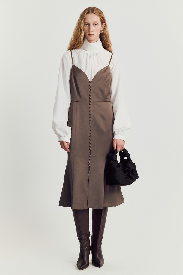 Mole rose bag (모울 로즈 백) _ Black은 Letters from her Winter Collection FW25 컬렉션의 여성용 미니백입니다. 블랙 색상의 폴리에스터 소재로 제작되었으며, 사각 형태에 플로럴 장식이 더해져 로맨틱한 분위기를 자아냅니다. 섬세한 미적 디자인과 깔끔한 클로징, 시적인 실루엣이 특징이며, 마그네틱형 잠금 방식으로 편의성을 높였습니다. 데이트룩, 모임룩, 카페룩 등 다양한 TPO에 클래식, 로맨틱, 미니멀 스타일로 연출하기 좋습니다.
