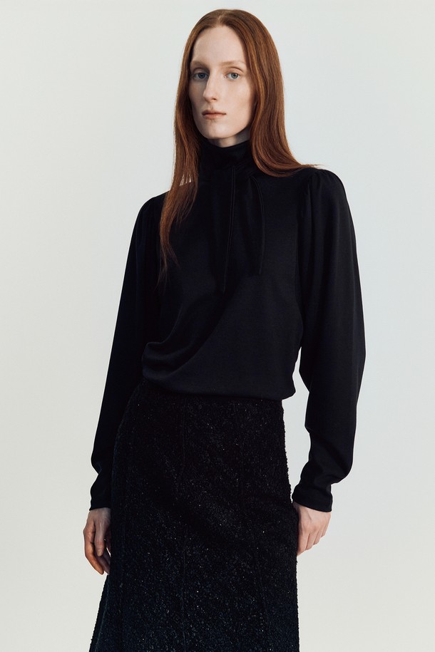 Linge(린지) 타이 티셔츠 _ 블랙은 우아하고 세련된 스타일을 연출하는 여성용 타이 티셔츠입니다. 부드러운 면과 텐셀 혼방 소재로 제작되어 편안한 착용감을 선사하며, 사계절 내내 활용 가능합니다. 하이넥 또는 리본 타이 디자인과 슬림핏 실루엣으로 여성스러움을 강조하며, 퍼프 숄더 디테일이 우아한 무드를 더합니다. 은은하게 빛나는 블랙 컬러에 슬림한 핏으로 어떤 하의와도 잘 어울리며, 데이트룩, 오피스룩, 모임룩 등 다양한 TPO에 활용할 수 있습니다. 필링 방지 원단으로 제작되어 오래도록 깔끔하게 착용 가능하며, 클래식, 미니멀, 로맨틱 스타일을 즐기는 분들께 추천합니다.
