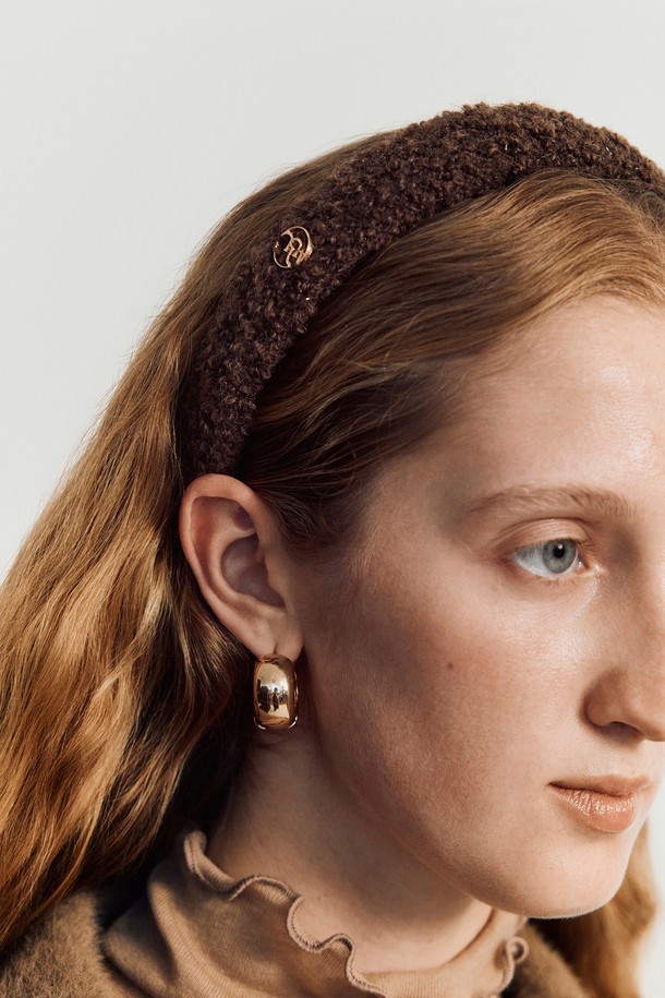 미첼 헤어밴드는 울과 폴리에스테르 혼방의 트위드 소재로 제작되어 고급스러운 분위기를 연출합니다. 아이보리, 브라운, 블랙 세 가지 색상으로 출시되어 어떤 스타일에도 잘 어울립니다. 골드 심볼 장식과 스프링 클립이 디자인 포인트이며, 미끄럼 방지 기능이 있어 편안하게 착용할 수 있습니다. 데이트룩, 카페룩 등 다양한 TPO에 활용 가능하며, 클래식, 미니멀, 걸리시 스타일을 모두 소화합니다. 사이드 헤어, 하프업 스타일 연출에 용이하여 사계절 내내 활용할 수 있는 헤어 액세서리입니다.
