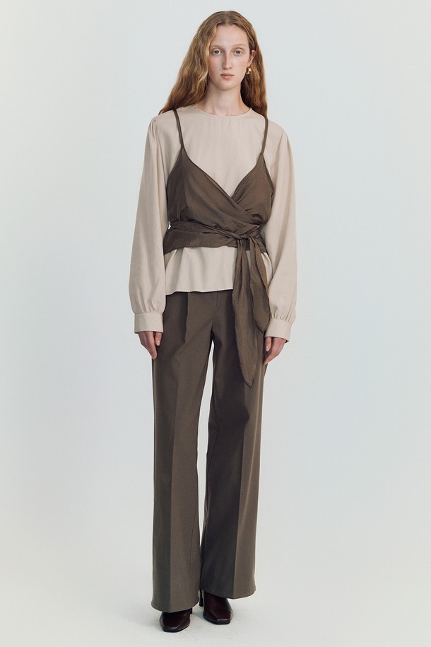 핏 울 슬랙스 _ 브라운은 클래식하면서도 미니멀한 무드를 연출하는 여성용 슬랙스입니다. 부드러운 촉감의 두꺼운 폴리에스테르 소재로 제작되어 겨울철에도 따뜻하게 착용할 수 있습니다. 하이웨스트 디자인과 앞면 플리츠 디테일이 다리 라인을 더욱 길어 보이게 하며, 루즈핏 와이드 레그로 편안한 착용감을 선사합니다. 뒷면 히든 밴딩과 장식용 버클 디테일로 실용성과 스타일을 모두 잡았습니다. 오피스룩, 겨울 데일리룩, 모임룩 등 다양한 TPO에 활용할 수 있는 머스트 해브 아이템입니다.
