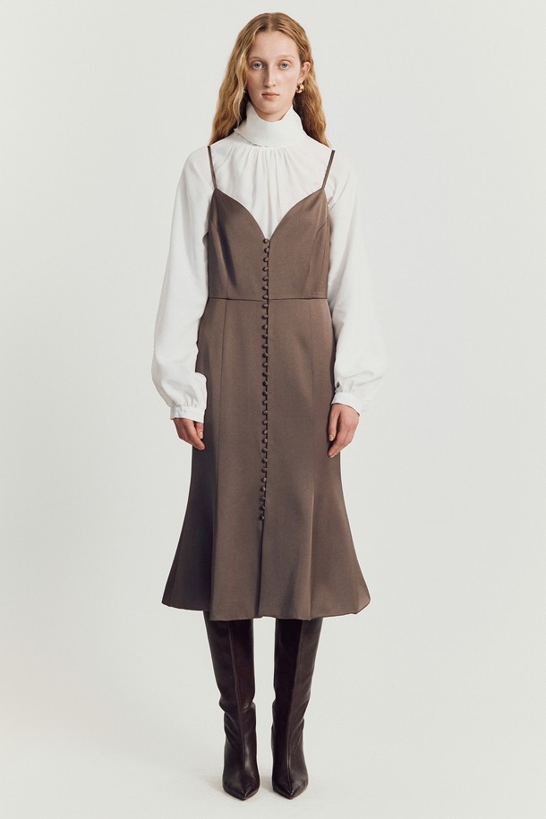 **놀라 슬립 드레스 _ 카키**

가을, 겨울에 어울리는 "놀라 슬립 드레스 _ 카키"는 엘레강스하면서도 미니멀한 스타일을 연출합니다. 부드러운 레이온, 폴리에스테르 혼방 소재로 제작되어 은은한 광택이 도는 플리츠 새틴의 고급스러운 촉감을 선사합니다. 스퀘어넥 디자인에 조절 가능한 어깨 스트랩, 사이드 지퍼, 커버 버튼 디테일, 안감으로 편안한 착용감을 더했습니다. 슬림핏 머메이드 라인으로 여성스러운 실루엣을 강조하며, 데이트룩, 모임룩, 연말 모임룩 등 다양한 TPO에 활용 가능합니다. 클래식, 미니멀, 시크한 스타일을 즐기는 분들께 추천합니다.
