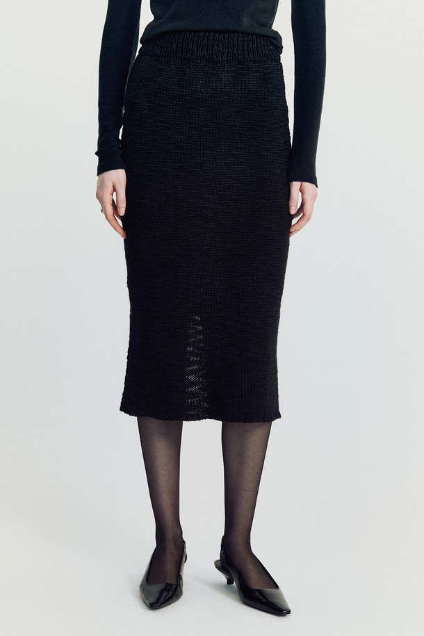 Shawble (쇼블) 트위드 스커트 _ 블랙은 가을과 겨울, 오피스룩과 모임룩에 어울리는 여성용 H라인 미디스커트입니다. 두껍고 뻣뻣한 트위드 소재와 슬림핏 디자인이 클래식하고 엘레강스한 무드를 자아냅니다. 하이웨스트 스타일로 다리가 길어 보이는 효과를 주며, 블랙 컬러의 트위드 패턴이 시크하고 미니멀한 스타일을 연출합니다.
