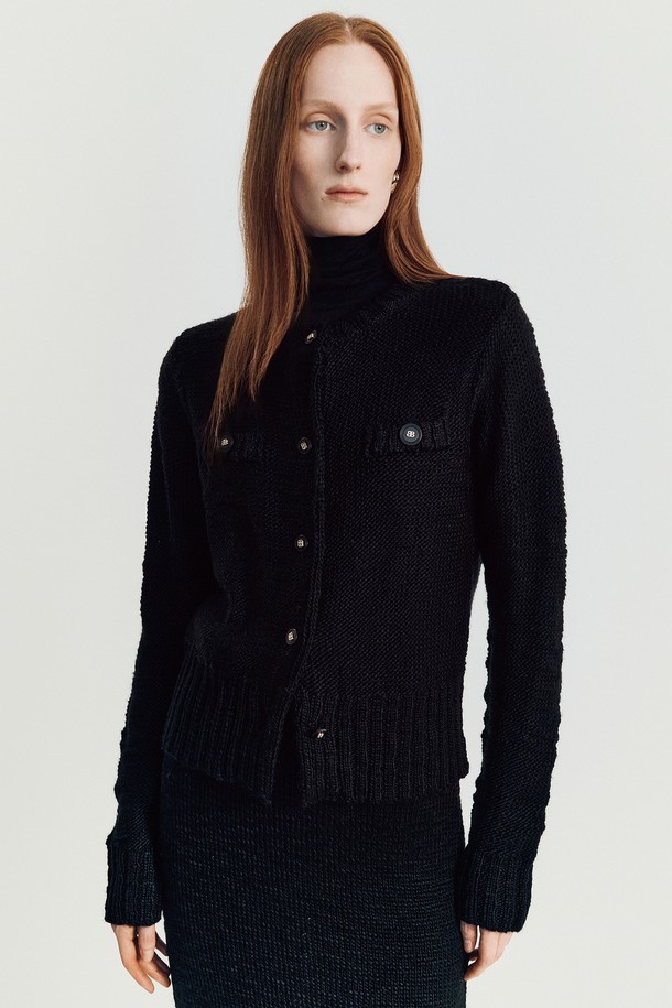 Shawble(쇼블) 트위드 니트는 여성스러운 실루엣을 연출하는 크롭 기장의 니트입니다. 울과 아크릴 혼방 소재로 제작되어 부드러운 촉감과 따뜻함을 선사하며, 가을, 겨울 시즌에 착용하기 좋습니다. 클래식한 디자인의 라운드넥과 긴 소매, 트위드 패턴이 특징이며, 플랩 포켓과 블랙 B로고 버튼 디테일로 포인트를 더했습니다. 레귤러핏으로 편안하게 착용 가능하며, 데이트룩, 모임룩, 겨울 데일리룩 등 다양한 TPO에 활용할 수 있습니다. 이너 또는 아우터로도 활용 가능한 실용적인 아이템입니다.
