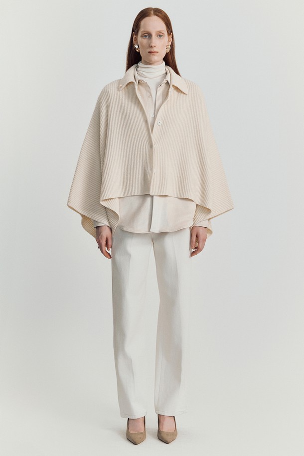 패스 크림 진 (pass cream jeans)은 Letters from her Winter Collection FW25의 여성용 데님 팬츠입니다. 미니멀하고 클래식한 스타일로, 겨울철 데일리룩에 적합합니다. 부드러운 촉감의 면 소재로 제작되었으며, 전통적인 데님 텍스처와 내구성을 갖춘 것이 특징입니다. 크림 컬러의 무지 디자인에 스트레이트 핏으로, 어떤 상의와도 잘 어울립니다. 두꺼운 두께감으로 겨울철에도 따뜻하게 착용할 수 있습니다.
