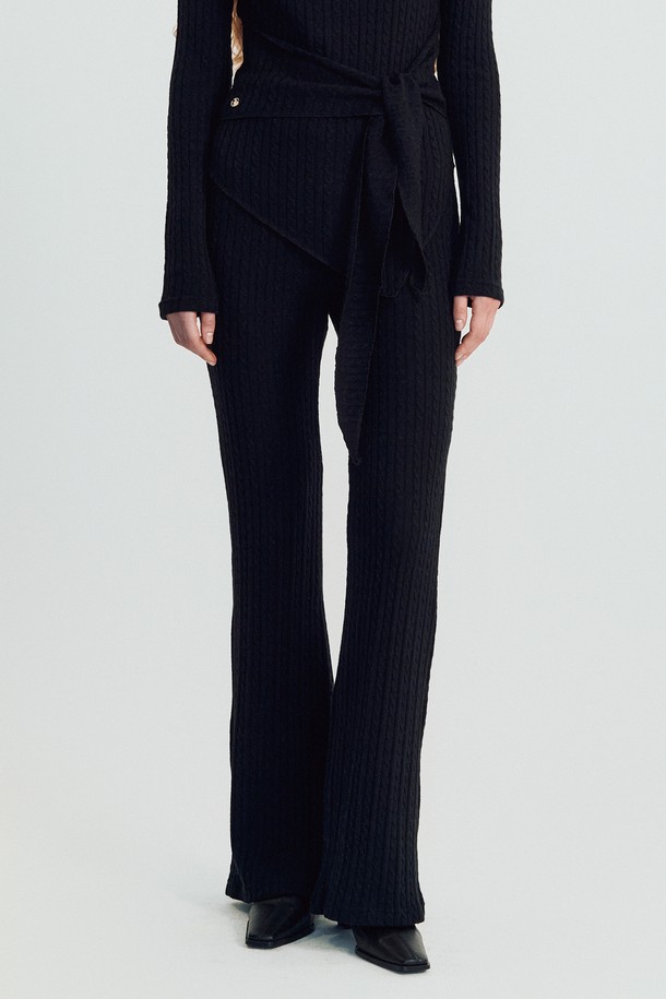 Arro 라운지 니트 팬츠 - 블랙은 미니멀하고 베이직한 스타일을 추구하는 여성 고객을 위한 니트 팬츠입니다. 가을과 겨울에 어울리는 두꺼운 두께감의 골지 니트 소재로 제작되어 부드러운 촉감을 선사합니다. 레귤러핏 스트레이트 실루엣으로 편안하게 착용 가능하며, 허리 밴딩 처리로 활동성을 높였습니다. 출근룩과 집콕룩 모두 소화 가능한 활용도 높은 아이템으로, 미니멀, 클래식, 캐주얼 등 다양한 스타일 연출에 용이합니다.
