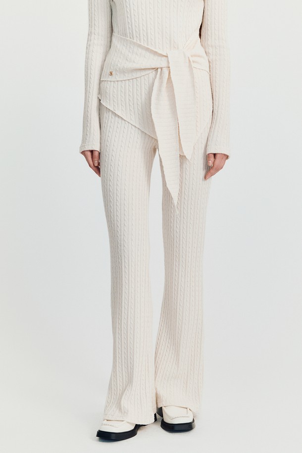 Arro 라운지 니트 팬츠 _ 베이지는 부드러운 촉감의 니트 소재로 제작되어 편안한 착용감을 선사합니다. 가을, 겨울 시즌에 어울리는 두꺼운 두께감과 골지 패턴이 특징이며, 레귤러핏과 스트레이트 핏으로 미니멀하고 베이직한 스타일을 연출합니다. 밴딩 처리로 편안함을 더했으며, 집콕룩으로 활용하기 좋습니다. 여성용으로, 다양한 상의와 매치하여 클래식하고 캐주얼한 분위기를 연출할 수 있습니다.
