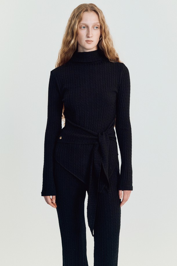 아로 라운지 니트 _ 블랙은 미니멀하고 베이직한 스타일의 여성용 니트/스웨터입니다. 가을과 겨울에 어울리는 두꺼운 두께감의 터틀넥으로, 부드러운 촉감과 골지 무늬가 특징입니다. 레귤러핏으로 편안하게 착용 가능하며, 긴 소매 기장으로 따뜻함을 더합니다. 집콕룩으로 활용하기 좋으며, 일상복으로도 손색없는 아이템입니다.
