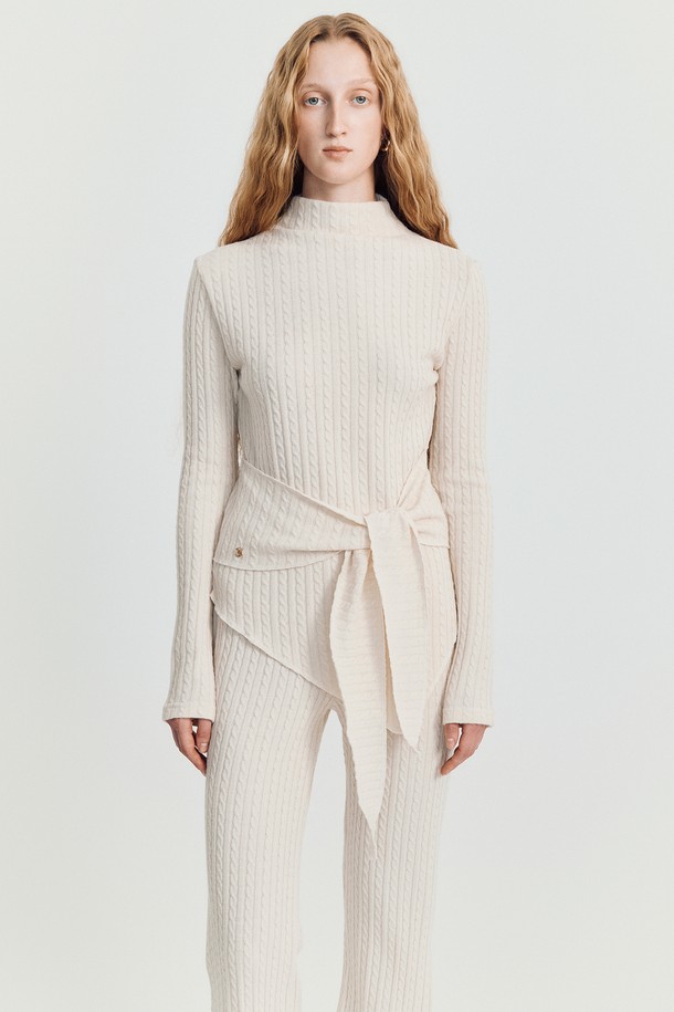 "Arro Lounge Knit" 베이지 니트는 여성 의류로, 가을과 겨울에 착용하기 좋은 두꺼운 두께감의 하프넥 골지 니트 스웨터입니다. 미니멀하고 베이직한 스타일을 추구하는 분들께 적합하며, 부드러운 촉감과 긴 소매 기장이 편안한 착용감을 선사합니다. 레귤러핏으로 제작되었으며, 리본 디테일이 포인트로 더해져 여성스러운 분위기를 연출합니다. 일상복으로 활용하기 좋으며, 다양한 하의와 매치하여 클래식한 룩을 완성할 수 있습니다.
