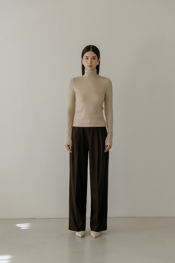 레나 울 터틀넥 티셔츠 _ 베이지는 가을, 겨울에 어울리는 여성용 터틀넥 티셔츠입니다. 부드러운 울 소재로 제작되어 뛰어난 착용감과 보온성을 제공하며, 슬림핏 디자인으로 미니멀하고 세련된 스타일을 연출합니다. 베이지 색상의 무지 디자인은 다양한 하의와 레이어드하여 클래식, 캐주얼, 미니멀 무드를 연출하기 좋습니다. 신축성이 있어 활동성이 편안하며, 두꺼운 두께감으로 겨울철에도 따뜻하게 입을 수 있습니다. 겨울 데일리룩, 카페룩, 출근룩 등 다양한 TPO에 활용할 수 있습니다.
