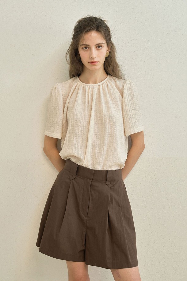 Orr(오르) 블라우스 _ 베이지는 여성스러운 무드를 연출하는 블라우스입니다. 부드러운 촉감의 폴리에스테르와 스판덱스 혼방 소재로 제작되어 편안한 착용감을 선사합니다. 라운드넥에 반소매 기장, 텍스처드 패턴으로 디자인되었으며, 얇은 두께감으로 봄, 여름에 시원하게 입을 수 있습니다. 앞면의 여성스러운 네크라인 디테일과 숄더 디자인이 특징이며, 뒷목 히든 후크 여밈으로 깔끔하게 마무리되었습니다. 레귤러핏으로 데이트룩, 오피스룩 등 다양한 TPO에 클래식하고 미니멀한 스타일을 연출할 수 있습니다.
